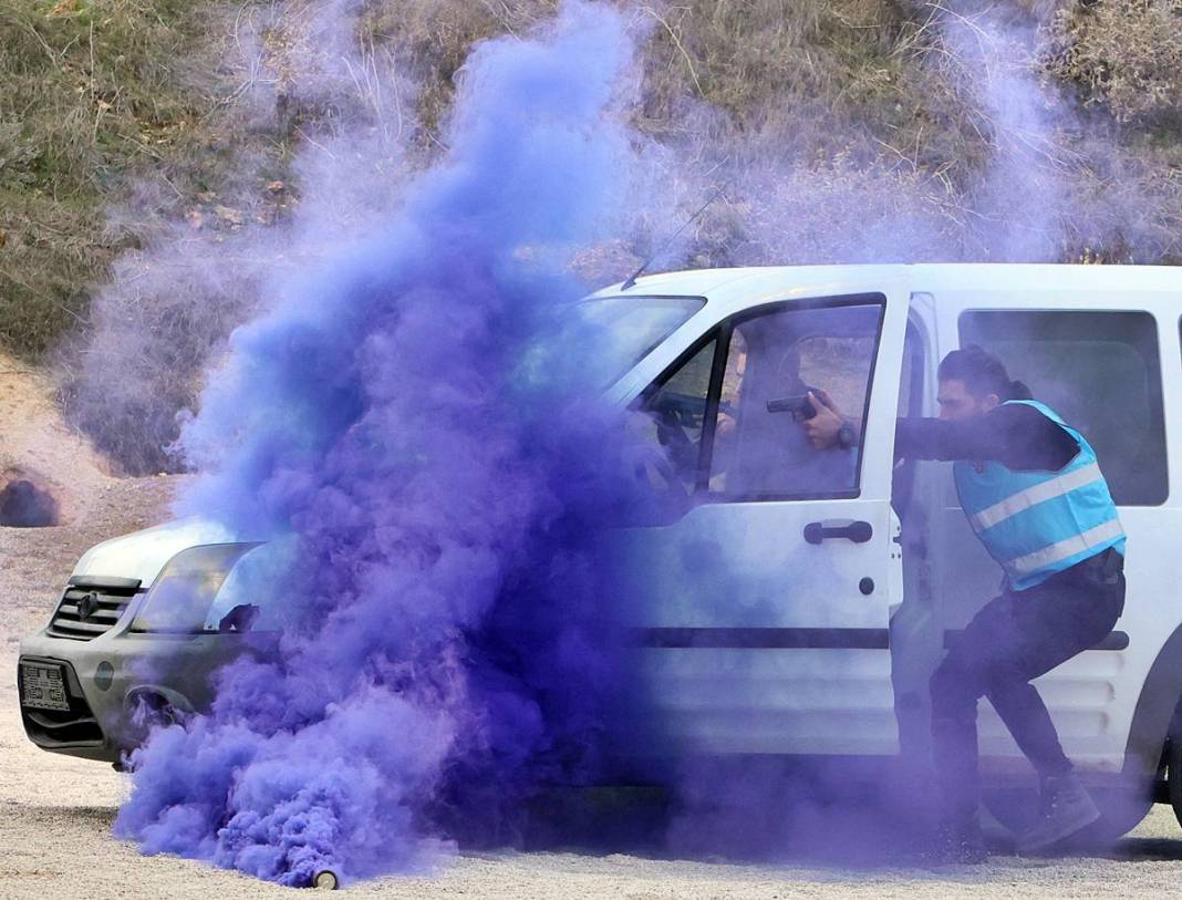 Yerli Lara Croft, karanlıkta hedefi 12'den vuruyor! Polis eğitmeni Nisa Aydın'ın müdahale teknikleri nefesleri kesiyor 29